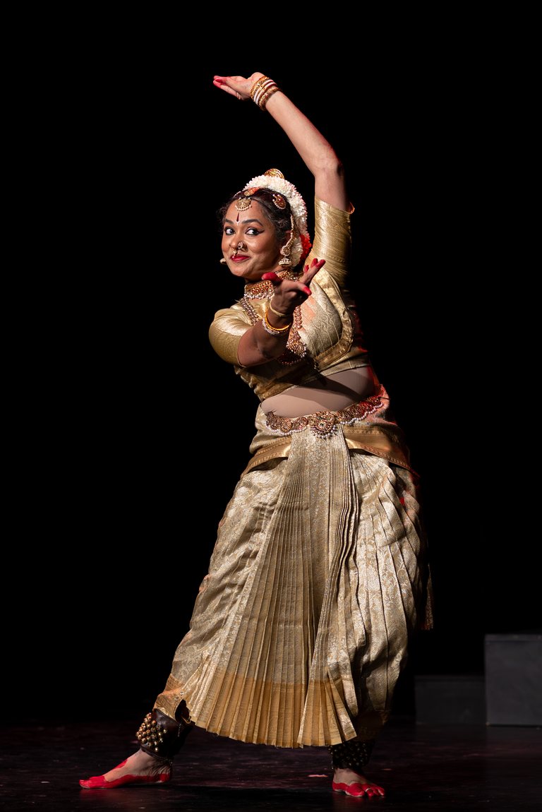 Prathyusha Dwibhashi performing Kuchipudi